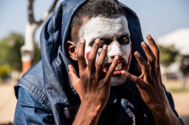 Yakın çekim bir korkunç korkunç zombi adam portresi. Korku. Cadılar Bayramı.