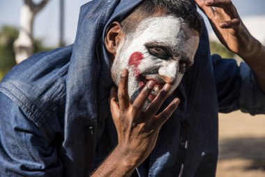 Yakın çekim bir korkunç korkunç zombi adam portresi. Korku. Cadılar Bayramı.