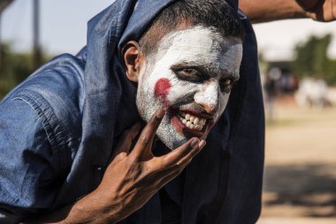 Yakın çekim bir korkunç korkunç zombi adam portresi. Korku. Cadılar Bayramı.