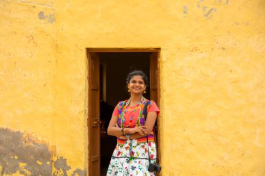 Hindistan 'da, çöl evinin önündeki kadın..