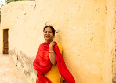 Hindistan 'da, çöl evinin önündeki kadın..