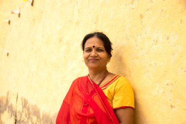 Hindistan 'da, çöl evinin önündeki kadın..