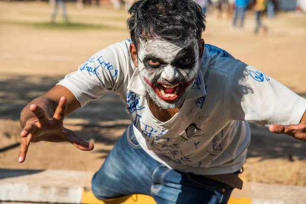 Yakın çekim bir korkunç korkunç zombi adam portresi. Korku. Cadılar Bayramı.