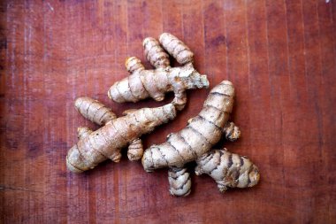 Arkaplanda taze zerdeçal kökleri