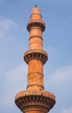 Chand Minar, Hindistan Maharashtra 'daki Daulatabad kalesinde. 1435 yılında Ala-ud-din Bahmani tarafından kale işgalini kutlamak için inşa edildi..