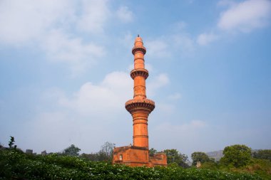 Chand Minar, Hindistan Maharashtra 'daki Daulatabad kalesinde. 1435 yılında Ala-ud-din Bahmani tarafından kale işgalini kutlamak için inşa edildi..