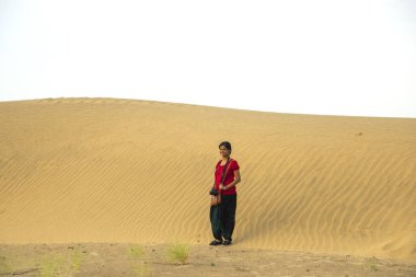 Kadın turist Thar Çölü, Rajathan, Hindistan 'da tatilde..