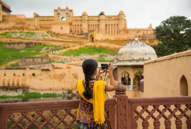 Jaipur, Hindistan 'daki Amer Kalesi' nin fotoğrafını çeken bir kadın turist..