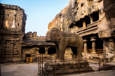 Kailasa Tapınağı kayadan yapılmış dünyanın en büyük monolitik heykeli.