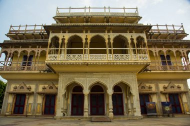 Şehir Sarayı, Jaipur, 19. yüzyılın sonlarında İslami, Rajput ve Avrupa mimari tarzlarının birleşimiyle inşa edilmiş, Hindistan 'ın turistik atraksiyonu.