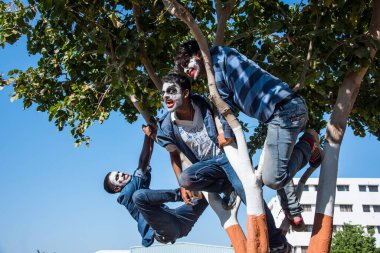 Genç Hintli adamlar kana susamış vampir, korkunç Hintli zombi.