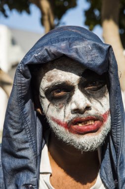 Yakın çekim bir korkunç korkunç zombi adam portresi. Korku. Cadılar Bayramı.