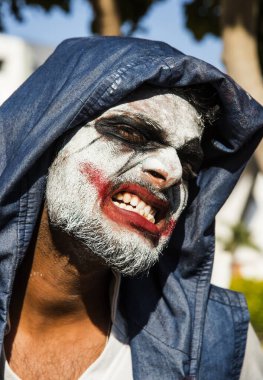 Yakın çekim bir korkunç korkunç zombi adam portresi. Korku. Cadılar Bayramı.
