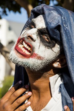 Yakın çekim bir korkunç korkunç zombi adam portresi. Korku. Cadılar Bayramı.