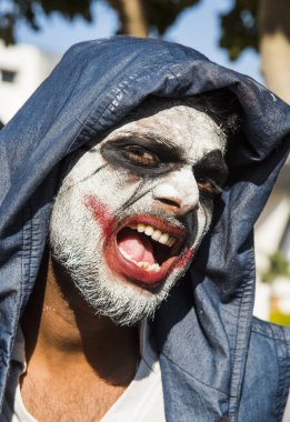 Yakın çekim bir korkunç korkunç zombi adam portresi. Korku. Cadılar Bayramı.