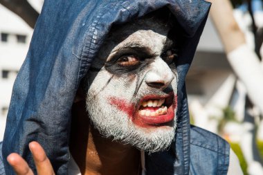 Yakın çekim bir korkunç korkunç zombi adam portresi. Korku. Cadılar Bayramı.