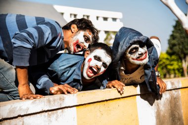 Yakın çekim bir korkunç korkunç zombi adam portresi. Korku. Cadılar Bayramı.