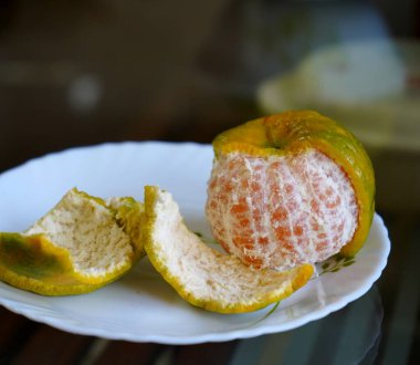 Portakallar masaya yakın çekim