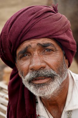 Köydeki Hintli çiftçinin portresi.