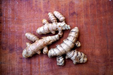 Arkaplanda taze zerdeçal kökleri