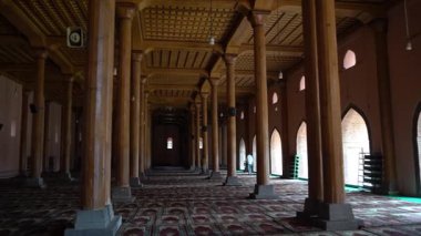 SRINAGAR, INDIA, 21 HAZİRAN 2024: Jamia Mescidi 'ndeki insanlar eski şehirde bir camidir, Srinagar, Kaşmir, Hindistan' daki turistik merkezlerden biridir.