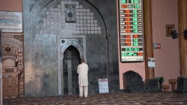 SRINAGAR, INDIA, 21 HAZİRAN 2024: Jamia Mescidi 'ndeki insanlar eski şehirde bir camidir, Srinagar, Kaşmir, Hindistan' daki turistik merkezlerden biridir.