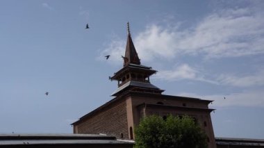 SRINAGAR, INDIA, 21 HAZİRAN 2024: Jamia Mescidi 'ndeki insanlar eski şehirde bir camidir, Srinagar, Kaşmir, Hindistan' daki turistik merkezlerden biridir.