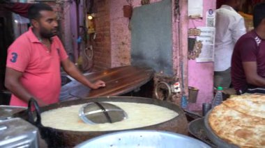 SRINAGAR, INDIA, 25 Temmuz 2024: Srinagar, Kashmir, Hindistan sokaklarında insanlara yiyecek ve satış.