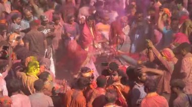 Nandgaon, Hindistan 26 Şubat 2026: Hindu dindar kalabalık renkli tozlarla oynuyor ve Holi Uttar Pradesh sırasında Mathura yakınlarındaki Nandgaon tapınağında Holi 'yi kutluyorlar..
