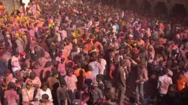 Nandgaon, Hindistan 26 Şubat 2026: Hindu dindar kalabalık renkli tozlarla oynuyor ve Holi Uttar Pradesh sırasında Mathura yakınlarındaki Nandgaon tapınağında Holi 'yi kutluyorlar..