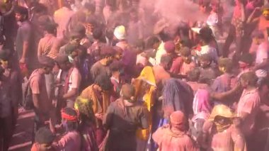 Nandgaon, Hindistan 26 Şubat 2026: Hindu dindar kalabalık renkli tozlarla oynuyor ve Holi Uttar Pradesh sırasında Mathura yakınlarındaki Nandgaon tapınağında Holi 'yi kutluyorlar..