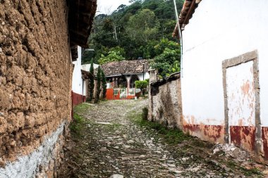 San Sebastian del Oeste, Jalisco, Meksika 'da eski bir Meksika kasabasında, Cobbled caddesi ve kerpiç evi. Pueblo m Gico, Meksika 'da sakin bir cadde.