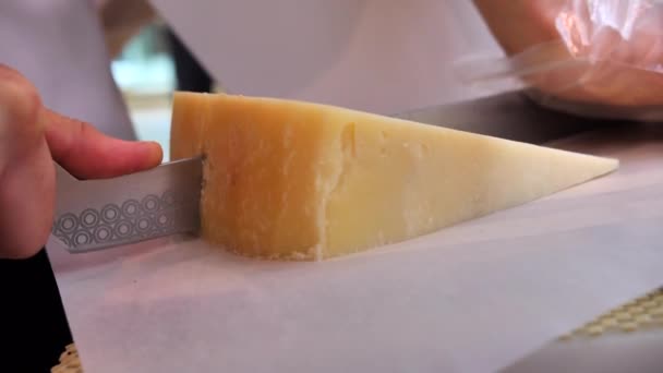 イスタンブールのハーフフード市場でトルコチーズを切る男スローモーション — ストック動画