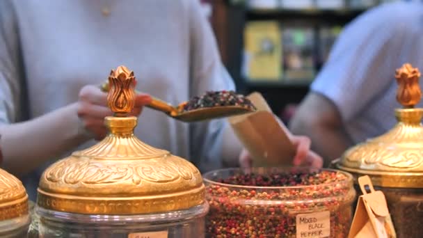 Stäng Skott Scoop av svartpeppar frön i Spice Bazaar i Istanbul — Stockvideo