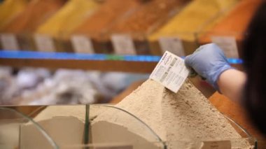 İstanbul 'daki Baharat Pazarı' nın açılışına hazırlanan satıcılar