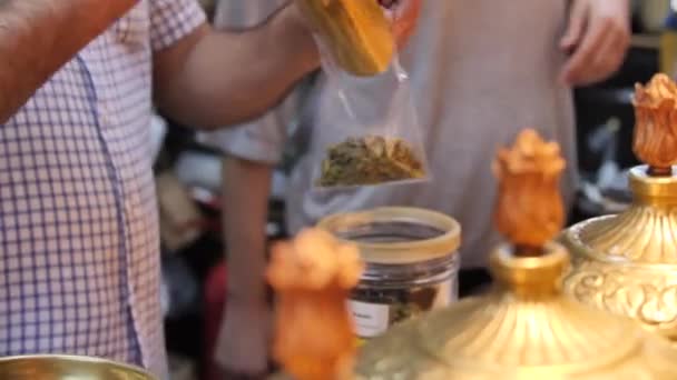 Escala de semillas de calabaza en el bazar de especias en Estambul — Vídeos de Stock
