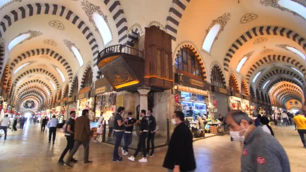 Estambul, TURQUÍA - 20 de junio de 2020: Interior del bazar de especias durante la pandemia — Vídeo de stock