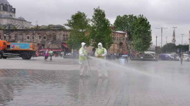 Istanbul, TURKEY - 2020 년 6 월 20 일 : Public Health Workers Are Spraying Disinfectants in Old town slow Motion — 비디오