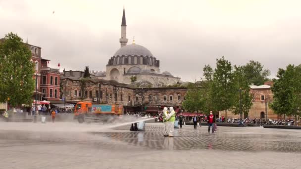 Isztambul, TURKEY - 2020. június 20.: A közegészségügyi dolgozók fertőtlenítőszereket permeteznek a régi városban Lassú mozgás — Stock videók