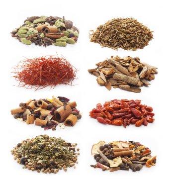 baharat beyaz zemin üzerine yığını.