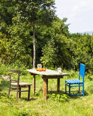 Bahçedeki eski ahşap masa..