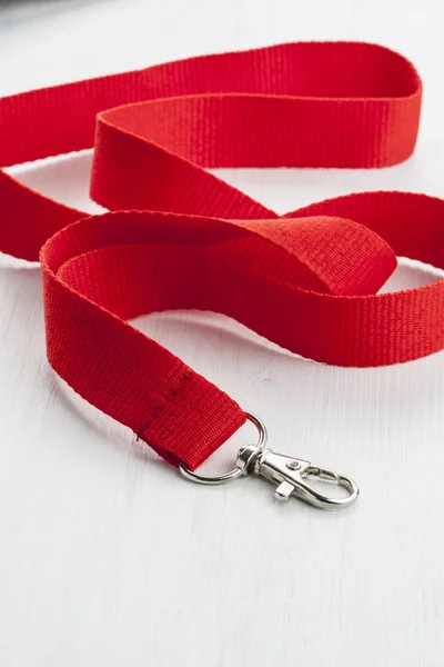 Cordón rojo con mosquetón de metal . — Foto de Stock