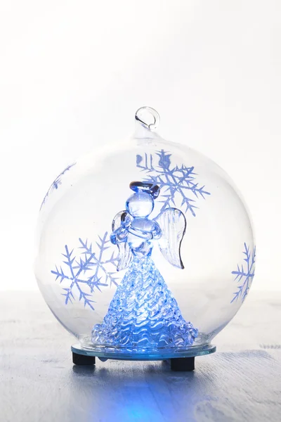 Bola de vidro de Natal com anjo dentro — Fotografia de Stock