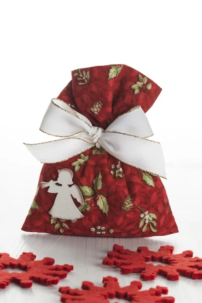 beyaz zemin üzerine kırmızı Noel Baba'nın çantası.