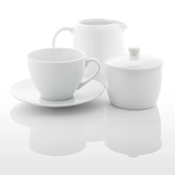 beyaz süt kabı, şekerlik ve kahve fincanı