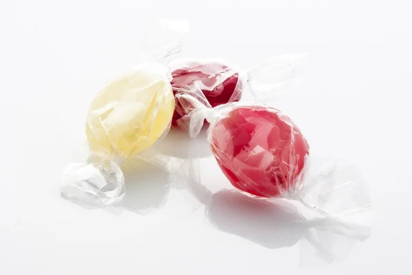 Caramelos duros coloridos sobre fondo blanco —  Fotos de Stock