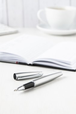 Gümüş roller kalem defter ile