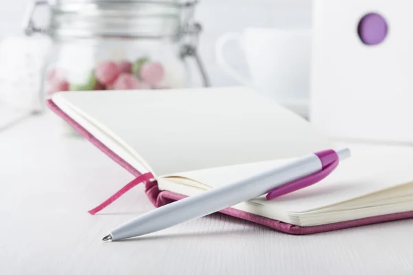 Pink ball pen with pink notebook — Stock Photo, Image