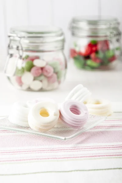 Schuimgebakjes op plaat Stockafbeelding