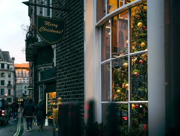 Pohled Tradiční Vánoční Stromek Útulném Pokoji Oknem Britskou Scénou Při — Stock fotografie